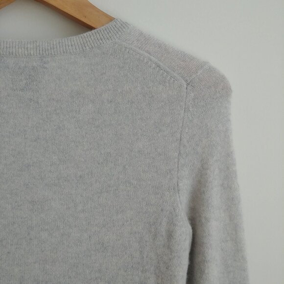 Lord + Taylor 100% cashmere light grey crewneck sweater top Medium Petite - Picture 6 of 15